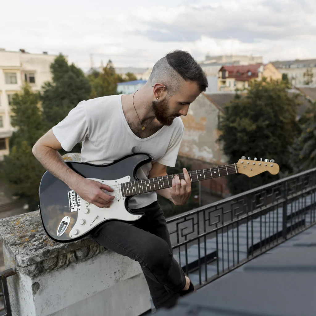 Guitarrista tocando standard de jazz no curso Tune Up guitarra