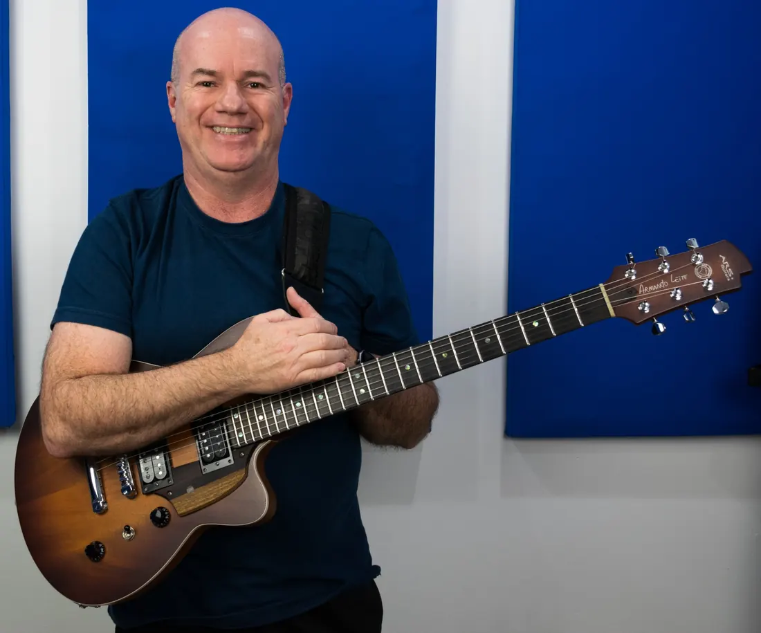 Armando Leite com guitarra elétrica apresentando o curso Tune Up – Do Tema à Improvisação.